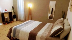 Habitación estándar, 1 habitación, para fumadores, vista a la ciudad | Ropa de cama de alta calidad, edredón y camas con pillow-top
