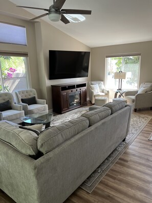 Smart TV, chimenea y impresora 