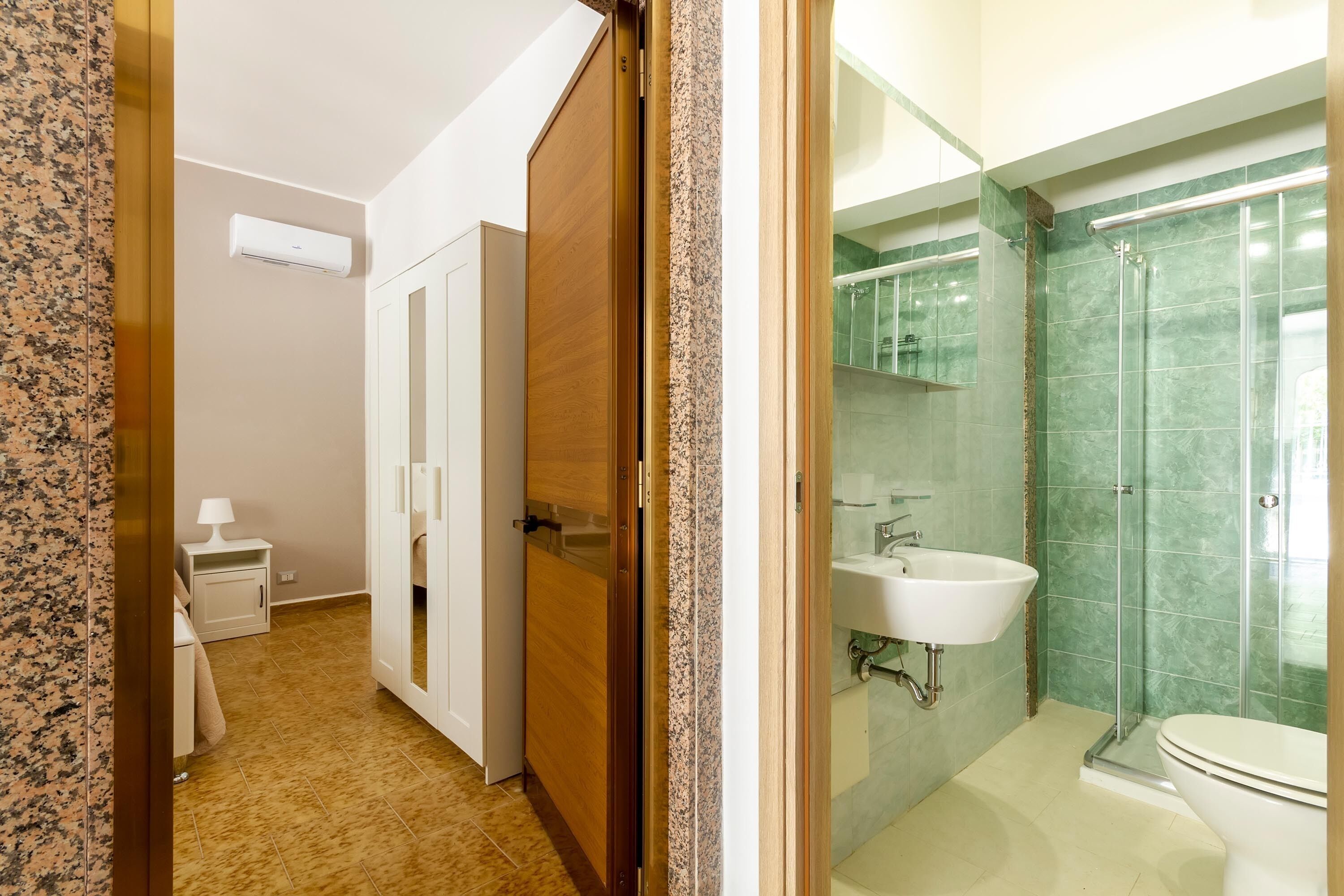 Une salle de bain avec une douche à parois de verre, un lavabo et des toilettes.