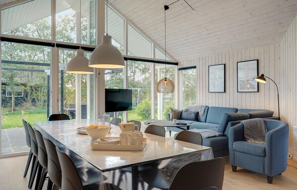 Tv, bordsfotboll, ett bordtennisbord och en stereo