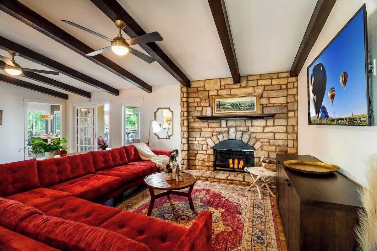 智能电视、壁炉、电子游戏、桌上足球