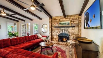 智能電視、壁爐、電子遊戲、足球機