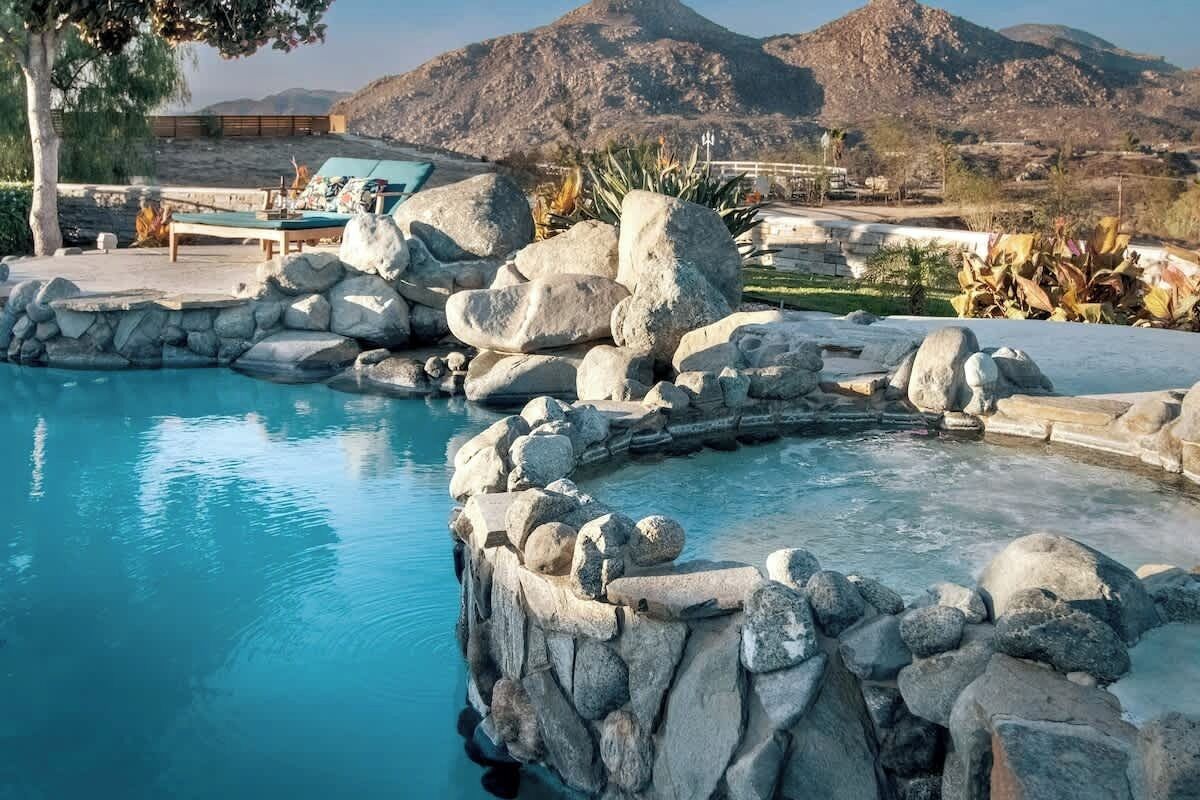 Een buitenzwembad en een verwarmd zwembad