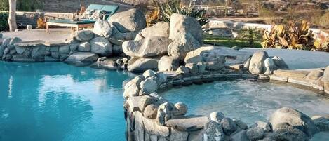 Een buitenzwembad en een verwarmd zwembad