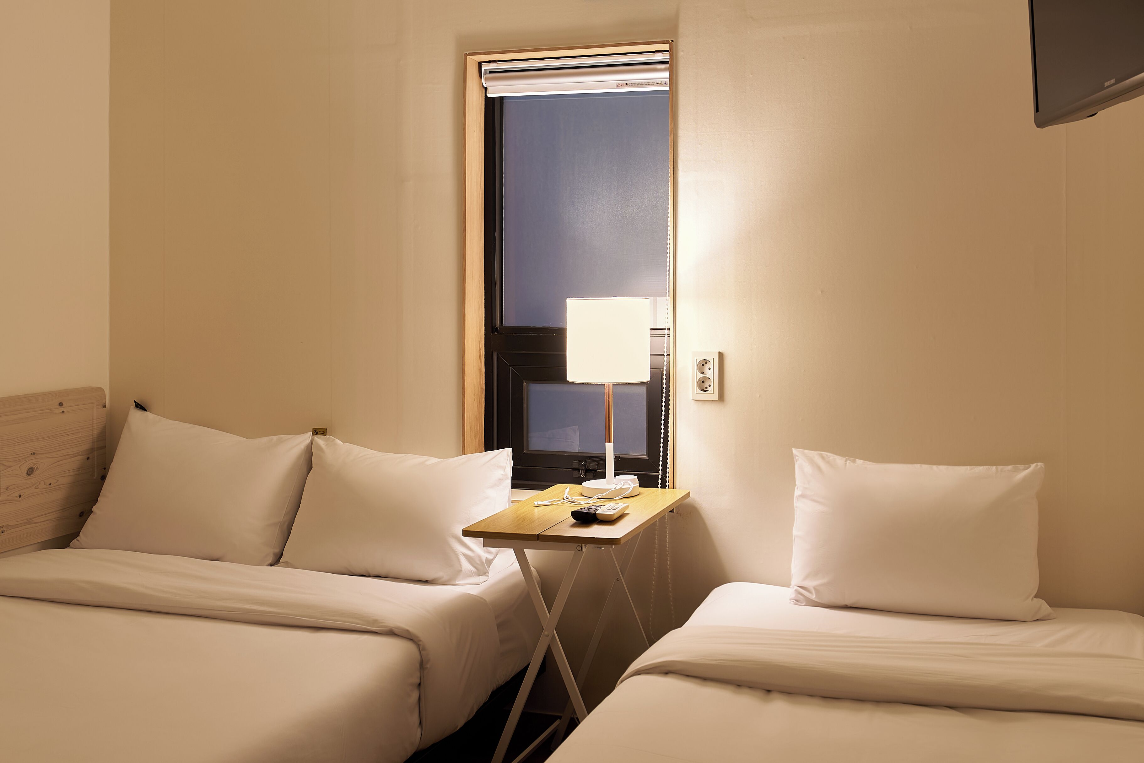 Habitación cuádruple familiar | Decoración individual y espacio para trabajar con un portátil