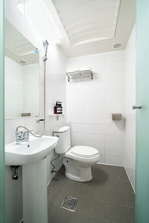 Economy Twin kamer | Badkamer | Een douche, pantoffels, handdoeken