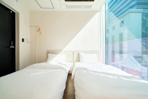 ห้องอีโคโนมีทวิน | ห้องพักตกแต่งอย่างมีเอกลักษณ์, พื้นที่ทำงานแบบใช้แล็ปท็อป, ผ้าม่านกันแสง