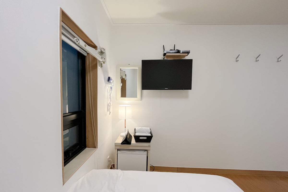 Quadrupla familiare | Con stile personalizzato, postazione laptop, tende oscuranti