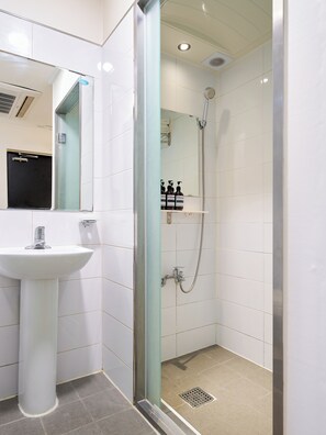 Familie vierpersoonskamer | Badkamer | Een douche, pantoffels, handdoeken