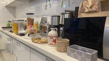 Frigorífico, microondas, horno y molinillo de café