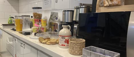 Kylskåp, mikrovågsugn, ugn och kaffekvarn