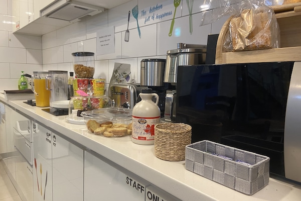 Peti sejuk, ketuhar gelombang mikro, ketuhar, pengisar kopi