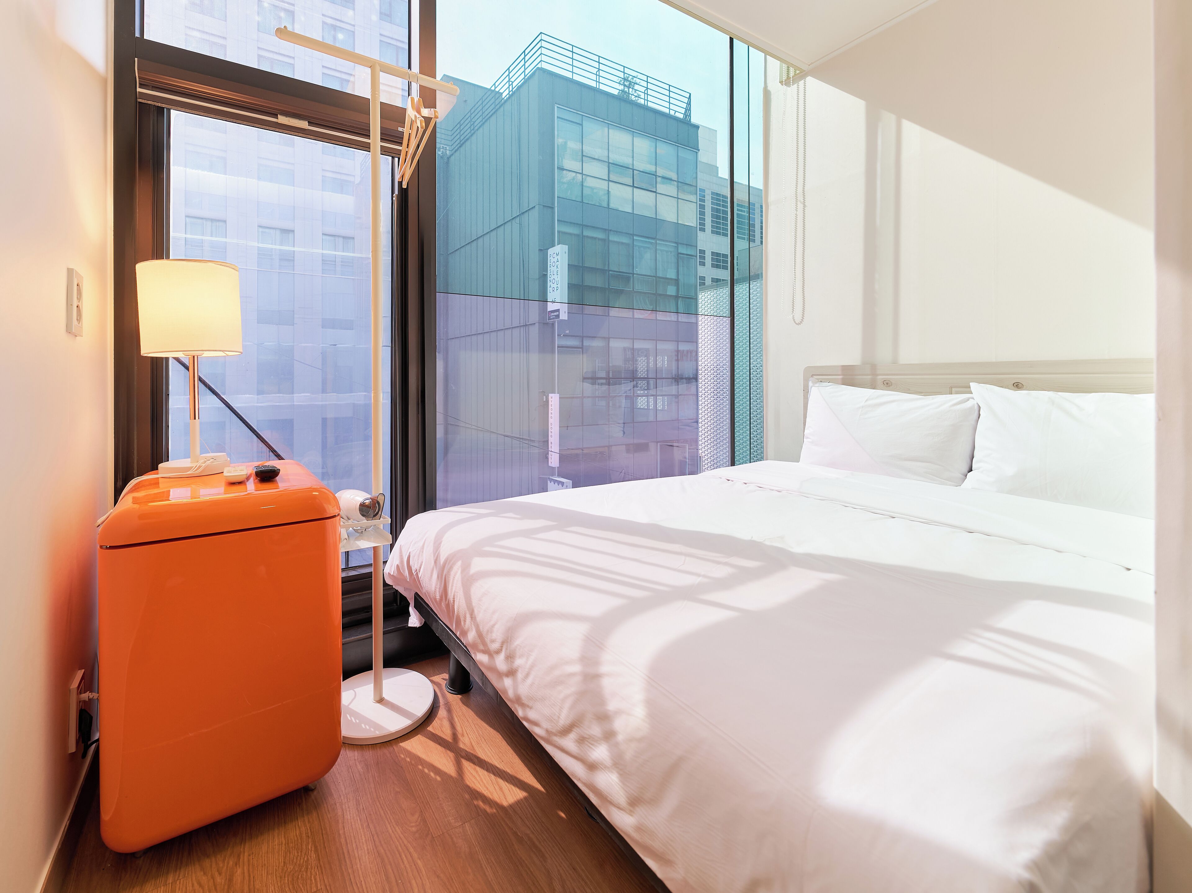 Habitación económica doble | Decoración individual y espacio para trabajar con un portátil