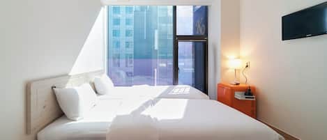 Kamar Twin Ekonomi | Didekorasi berbeda-beda dan ruang kerja ramah laptop