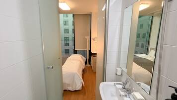 Habitación económica con 2 camas individuales | Baño | Ducha, zapatillas y toallas