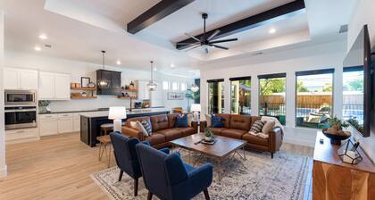 Entertainment District: Resort Style Home Pool Spa Game Room Walk To Stadiums
