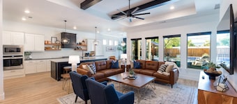 Entertainment District: Resort Style Home Pool Spa Game Room Walk To Stadiums