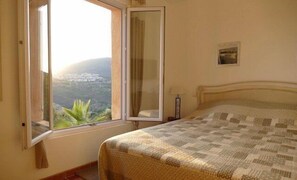 5 bedrooms, iron/ironing board, free WiFi