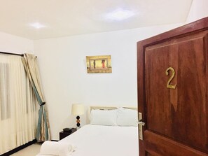 2 bedrooms, desk, free WiFi, bed sheets - House of Art & Cultures (Chilanga)