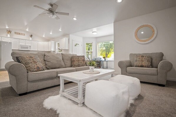 Smart TV, books - Peaceful Cul-De-Sac Home, 1 Min. Drive To Zoo MT! (Billings)