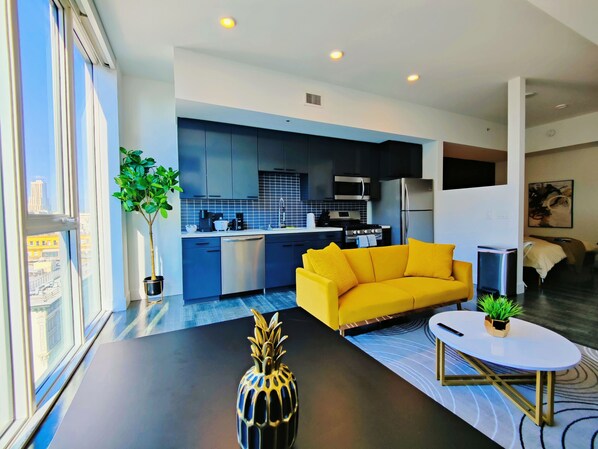 Smart TV - Luxury High-Rise in DTLA w/ Fast Wi-Fi, Pool, Gym (Los Angeles)