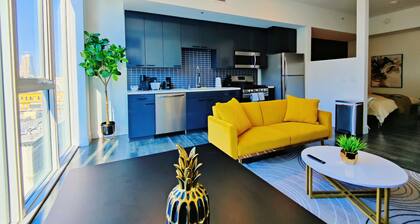Luxury High-Rise in DTLA w/ Fast Wi-Fi, Pool, Gym