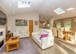 TV - The Woodlands Retreat (Eaton, Congleton)