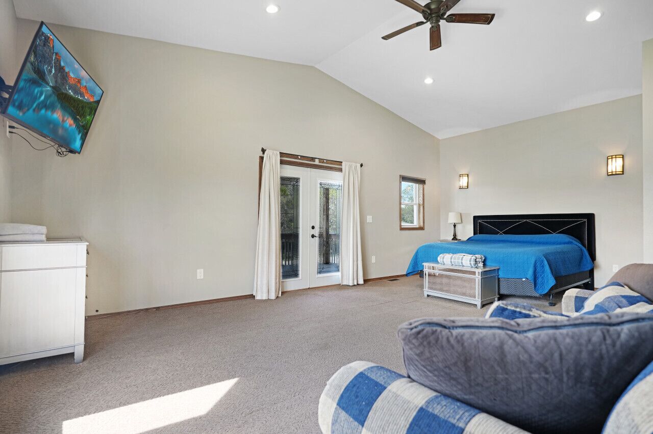 5 bedrooms, desk, iron/ironing board, WiFi