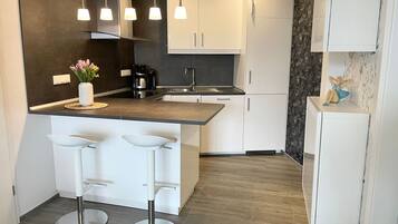 Kühlschrank, Mikrowelle, Ofen, Herdplatte