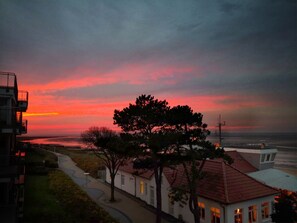 Unclassified image, 4 of 21, button