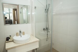 Phòng đôi Deluxe | Phòng tắm | Vòi sen/bồn tắm kết hợp, bồn tắm ngâm, vòi sen thủy lực 