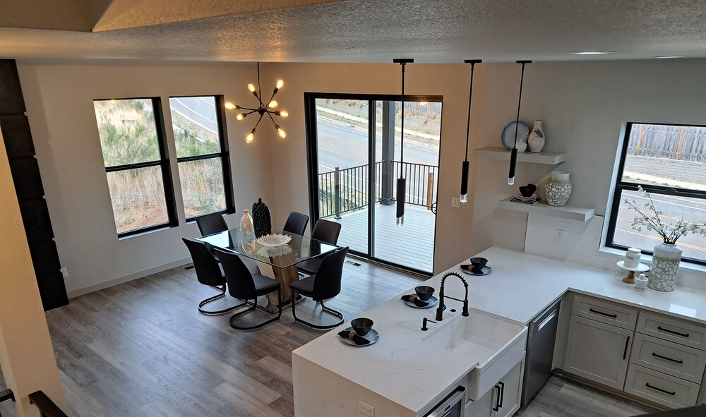 Brand New, Modern design ,Quietly Salem Vrbo