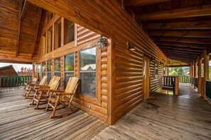 Terrace/patio - Lux Cabin in Wears Valley Decorated for the Holidays-Mtn Views-Game Rm-Thtr (Sevierville)