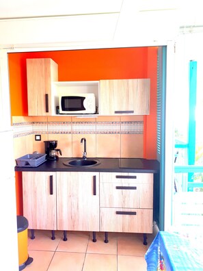 Fridge, microwave, stovetop, coffee/tea maker