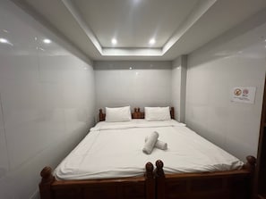 Standard Double Room | Rollaway beds, free WiFi, bed sheets, wheelchair access - Patong Dynasty Royal Hotel (Patong)