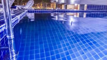 Kolam renang indoor