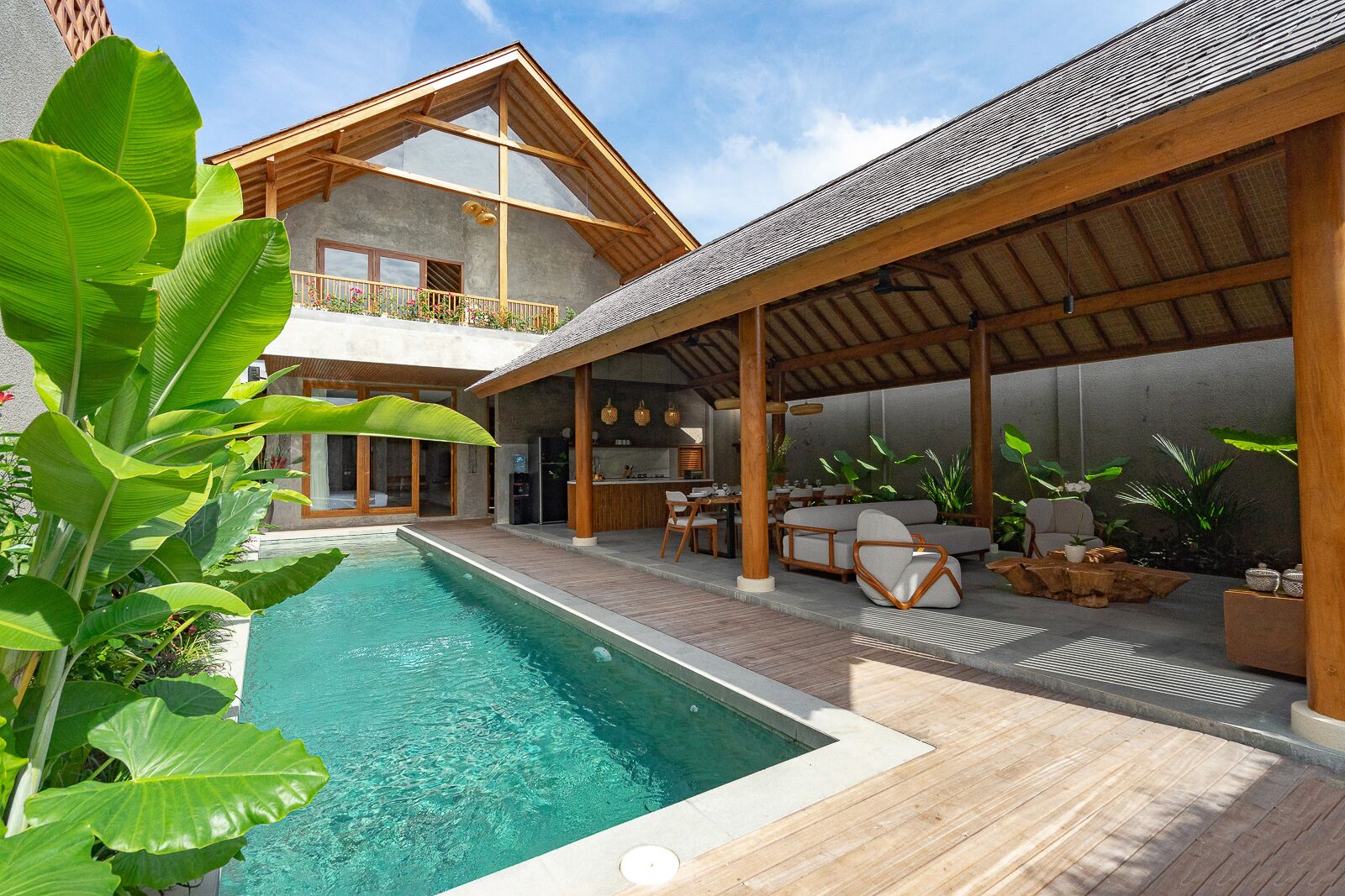 Kolam renang outdoor, dengan kursi berjemur