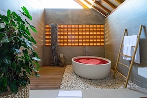 Villa, 3 Bedrooms, Private Pool | Bathroom | Rainfall showerhead, free toiletries, hair dryer, towels - Jiwoku Villas (Canggu)