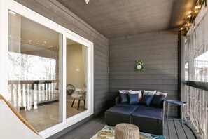 Terrace/patio - The Den at the Ravines |Queen Studio |Full Kitchen |Screened Balcony |Dogs Ok |Wooded Scenery |Quiet (Middleburg)
