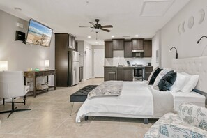 1 habitación, tabla de planchar con plancha, wifi gratis y ropa de cama