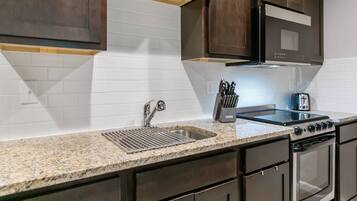 Réfrigérateur, micro-ondes, four, plaque de cuisson