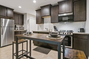 Refrigerador, microondas, horno y parrilla de estufa 