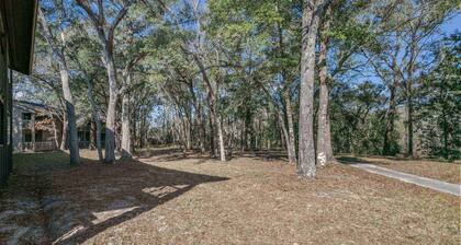 The Den at the Ravines |Queen Studio |Full Kitchen |Screened Balcony |Dogs Ok |Wooded Scenery |Quiet