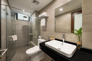Premium bedding, down comforters, memory foam beds, minibar - Hanoi Fiesta Grand Hotel (Hanoi)