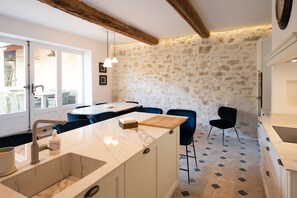 Fridge, microwave, oven, stovetop - Luxurious Bastide in the center of St Remy, quiet location, heated swimming pool (Saint-Rémy-de-Provence)