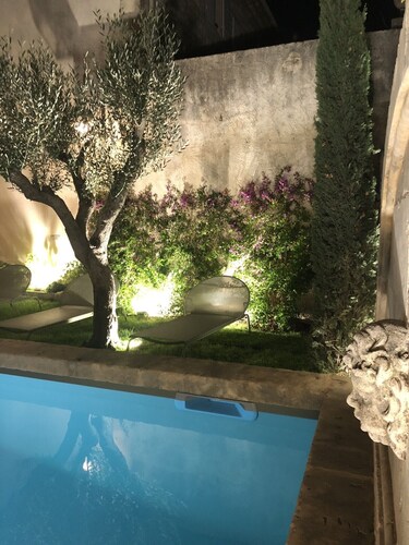 Luxurious Bastide in the center of St Remy, quiet location, heated swimming pool