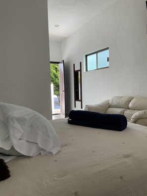 Basic-rum - 1 sovrum | Individuell inredning, unika möbler, skrivbord och arbetsyta för laptop