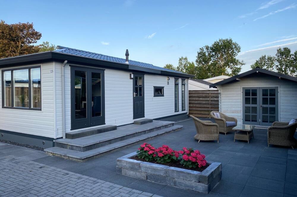 Nice chalet with garden in Friesland