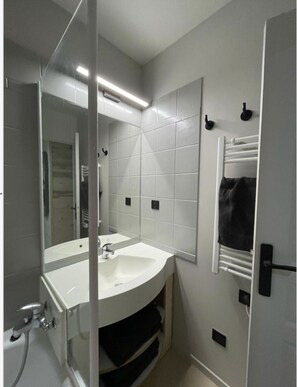 Baignoire, serviettes fournies, papier toilette