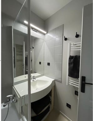 Baignoire, serviettes fournies, papier toilette